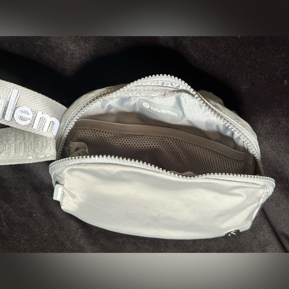 lululemon Everywhere Belt Bag Crossbody Extended Strap color Silver/Gray - Picture 12 of 16